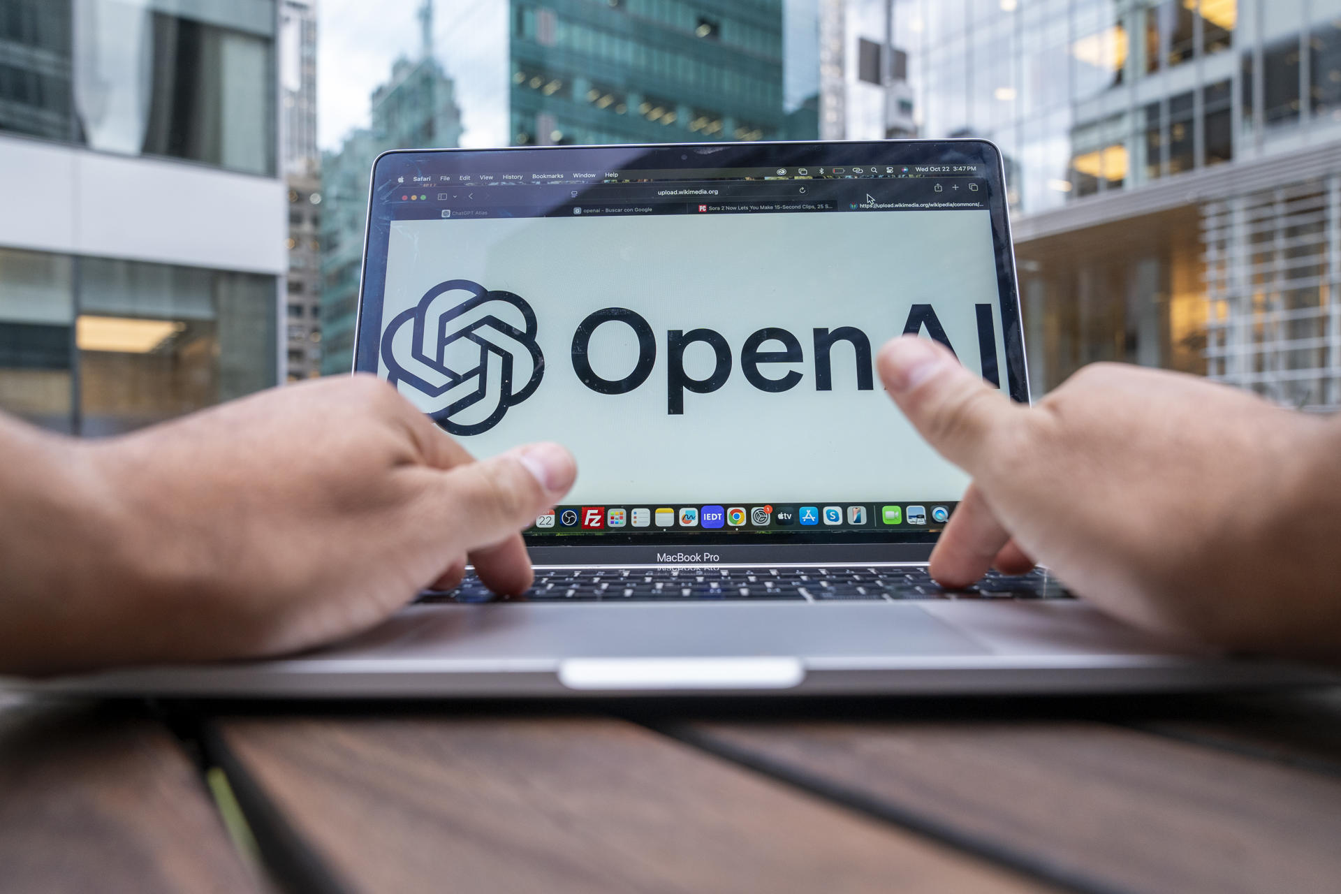 Fotografía de archivo en la que se captaron las manos de una persona al revisar su ordenador con el logo de OpenAI en la pantalla, en Nueva York (NY, EE.UU.). EFE/Ángel Colmenares