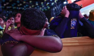 Aficionados de Brasil durante la transmisión del partido del Mundial de la FIFA 2026 entre Brasil y Noruega en la favela de Rocinha, en Río de Janeiro (Brasil). EFE/ André Coelho