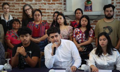 Sergio Morataya (c), líder estudiantil de la Universidad de San Carlos de Guatemala (USAC), habla durante una rueda de prensa este martes, donde se plantea una denuncia ante la Comisión Interamericana de los Derechos Humanos (CIDH), por la vulneración a su derecho a la educación superior, por parte de las autoridades de la USAC. EFE/ Mariano Macz