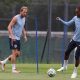 Harry Kane (i) y Djed Spence de Inglaterra participan en un entrenamiento ayer sábado, en el Club Universidad en Ciudad de México (México). EFE/ Alex Cruz