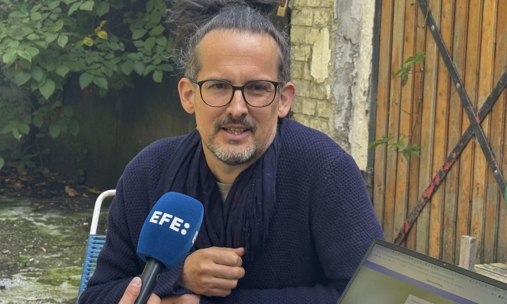 Michael, un vecino del barrio berlinés de Rixdorf, es uno de los alemanes que ha buscado estos días en los archivos de miembros del partido nazi que ha puesto a disposición de sus lectores el diario Süddeutsche Zeitung, una de las publicaciones que, junto a los semanarios Die Zeit o Der Spiegel, permiten desde hace unos meses este tipo de investigaciones familiares.Decenas de miles de alemanes comprueban actualmente si algún familiar perteneció al Partido Nacionalsocialista Obrero Alemán, el partido nazi, gracias a las nuevas posibilidades de acceso a archivos digitales y, según los expertos, al paso de décadas que han distanciado a la población de la etapa más oscura del país. EFE/Paloma Rocha
