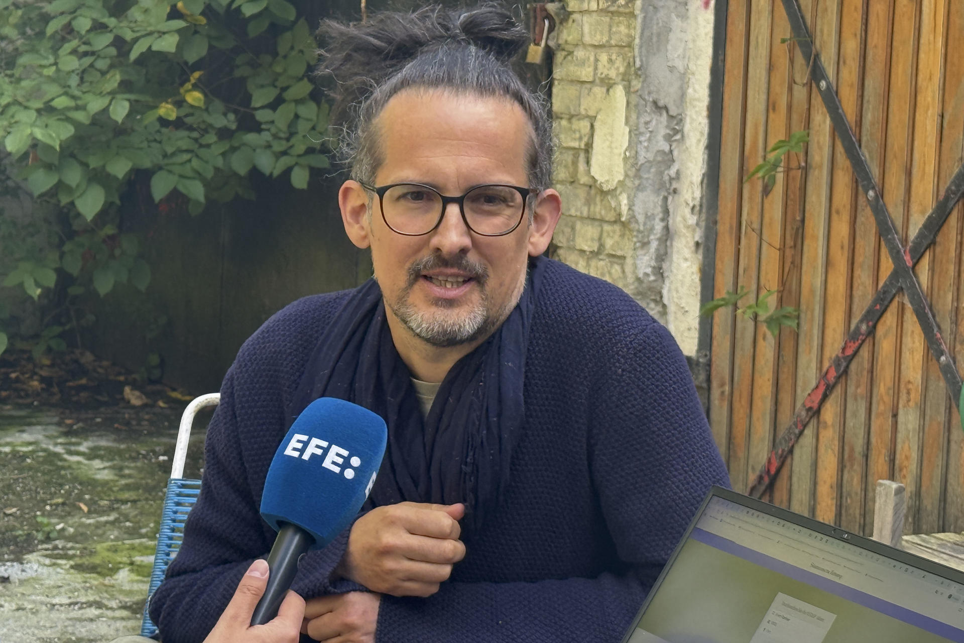 Michael, un vecino del barrio berlinés de Rixdorf, es uno de los alemanes que ha buscado estos días en los archivos de miembros del partido nazi que ha puesto a disposición de sus lectores el diario Süddeutsche Zeitung, una de las publicaciones que, junto a los semanarios Die Zeit o Der Spiegel, permiten desde hace unos meses este tipo de investigaciones familiares.Decenas de miles de alemanes comprueban actualmente si algún familiar perteneció al Partido Nacionalsocialista Obrero Alemán, el partido nazi, gracias a las nuevas posibilidades de acceso a archivos digitales y, según los expertos, al paso de décadas que han distanciado a la población de la etapa más oscura del país. EFE/Paloma Rocha