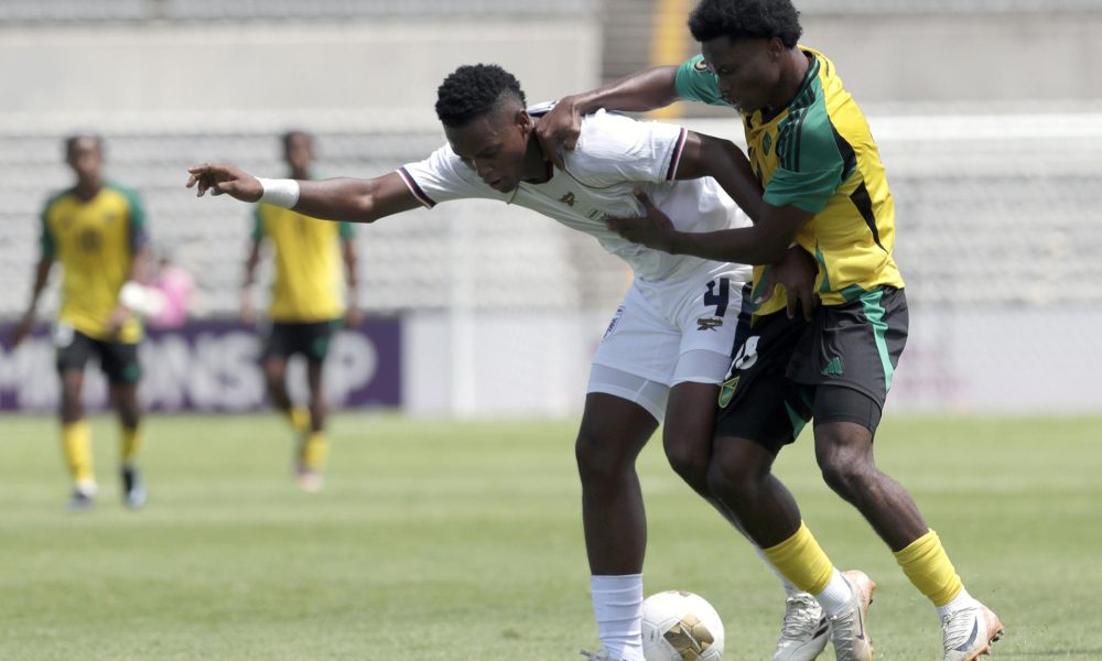 Kimarly Scott (d) de Jamaica disputa el balón con Josué Wood de Panamá este miércoles, durante un partido del Campeonato Sub-20 de la Concacaf entre Jamaica y Panamá, en el estadio Universitario en Puebla (México). EFE/ Hilda Ríos