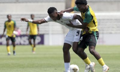 Kimarly Scott (d) de Jamaica disputa el balón con Josué Wood de Panamá este miércoles, durante un partido del Campeonato Sub-20 de la Concacaf entre Jamaica y Panamá, en el estadio Universitario en Puebla (México). EFE/ Hilda Ríos