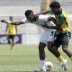 Kimarly Scott (d) de Jamaica disputa el balón con Josué Wood de Panamá este miércoles, durante un partido del Campeonato Sub-20 de la Concacaf entre Jamaica y Panamá, en el estadio Universitario en Puebla (México). EFE/ Hilda Ríos
