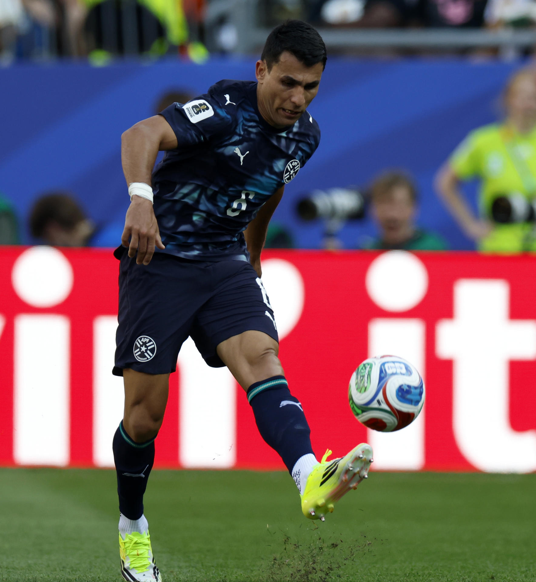 El lateral izquierdo paraguayo Júnior Alonso afirmó este viernes que el Mundial "no permite muchos errores" y su selección ya cometió los suficientes. EFE/EPA/GREG M. COOPER