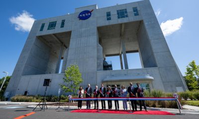 Fotografía cedida por la NASA que muestra a la administradora asociada adjunta de la NASA, Casey Swails (i); el vicepresidente de la División Federal de BL Harbert International, Mike Waller (2-i); el administrador de la Administración de Servicios Generales, Edward C. Forst (3-i); el administrador de la NASA, Jared Isaacman (4-i); la directora del Centro de Investigación Langley de la NASA, la Dra. Trina Dyal (c-i); el congresista demócrata por Virginia, Robert 'Bobby' Scott (c-d); la vicegobernadora de Virginia, Ghazala F. Hashmi (3-d); el alcalde de la ciudad de Hampton, Jimmy Gray (2-d); y el administrador asociado de la NASA, Amit Kshatriya, cortando la cinta inaugural de la Instalación de Investigación de Dinámica de Vuelo, el túnel de viento más reciente de la NASA, este viernes en el Centro de Investigación Langley de la NASA en Hampton, Virginia (EE.UU.). EFE/ Keegan Barber/ Nasa /SOLO USO EDITORIAL/ NO VENTAS/ SOLO DISPONIBLE PARA ILUSTRAR LA NOTICIA QUE ACOMPAÑA (CRÉDITO OBLIGATORIO)