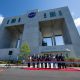 Fotografía cedida por la NASA que muestra a la administradora asociada adjunta de la NASA, Casey Swails (i); el vicepresidente de la División Federal de BL Harbert International, Mike Waller (2-i); el administrador de la Administración de Servicios Generales, Edward C. Forst (3-i); el administrador de la NASA, Jared Isaacman (4-i); la directora del Centro de Investigación Langley de la NASA, la Dra. Trina Dyal (c-i); el congresista demócrata por Virginia, Robert 'Bobby' Scott (c-d); la vicegobernadora de Virginia, Ghazala F. Hashmi (3-d); el alcalde de la ciudad de Hampton, Jimmy Gray (2-d); y el administrador asociado de la NASA, Amit Kshatriya, cortando la cinta inaugural de la Instalación de Investigación de Dinámica de Vuelo, el túnel de viento más reciente de la NASA, este viernes en el Centro de Investigación Langley de la NASA en Hampton, Virginia (EE.UU.). EFE/ Keegan Barber/ Nasa /SOLO USO EDITORIAL/ NO VENTAS/ SOLO DISPONIBLE PARA ILUSTRAR LA NOTICIA QUE ACOMPAÑA (CRÉDITO OBLIGATORIO)