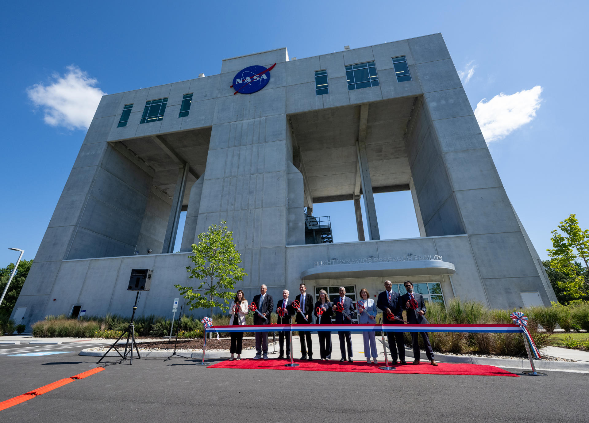 Fotografía cedida por la NASA que muestra a la administradora asociada adjunta de la NASA, Casey Swails (i); el vicepresidente de la División Federal de BL Harbert International, Mike Waller (2-i); el administrador de la Administración de Servicios Generales, Edward C. Forst (3-i); el administrador de la NASA, Jared Isaacman (4-i); la directora del Centro de Investigación Langley de la NASA, la Dra. Trina Dyal (c-i); el congresista demócrata por Virginia, Robert 'Bobby' Scott (c-d); la vicegobernadora de Virginia, Ghazala F. Hashmi (3-d); el alcalde de la ciudad de Hampton, Jimmy Gray (2-d); y el administrador asociado de la NASA, Amit Kshatriya, cortando la cinta inaugural de la Instalación de Investigación de Dinámica de Vuelo, el túnel de viento más reciente de la NASA, este viernes en el Centro de Investigación Langley de la NASA en Hampton, Virginia (EE.UU.). EFE/ Keegan Barber/ Nasa /SOLO USO EDITORIAL/ NO VENTAS/ SOLO DISPONIBLE PARA ILUSTRAR LA NOTICIA QUE ACOMPAÑA (CRÉDITO OBLIGATORIO)
