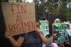 Integrantes de la organización Movimiento de Víctimas del Régimen de Excepción (Movir) protestan contra las audiencias masivas que lleva a cabo la Justicia, en el marco del polémico régimen de excepción, pidiendo que los procesos penales sean "justos" y "transparentes", en Soyapango, San Salvador (El Salvador). EFE/ Rodrigo Sura