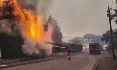 Captura de un video facilitado por la UME, de los efectivos trabajando en la extinción de un incendio forestal declarado este jueves en el término municipal de San Martín de Valdeiglesias, a la altura del kilómetro 57 de la carretera M-501 por un vehículo que ha ardido y ha obligado a confinar de forma preventiva una residencia de mayores y a pedir a los vecinos de dos urbanizaciones que permanezcan en sus viviendas. En las labores de extinción, están trabajando dieciséis medios aéreos y terrestres de los Bomberos de la Comunidad de Madrid, las Brigadas Forestales y los Agentes Forestales de la región. EFE/UME