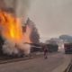 Captura de un video facilitado por la UME, de los efectivos trabajando en la extinción de un incendio forestal declarado este jueves en el término municipal de San Martín de Valdeiglesias, a la altura del kilómetro 57 de la carretera M-501 por un vehículo que ha ardido y ha obligado a confinar de forma preventiva una residencia de mayores y a pedir a los vecinos de dos urbanizaciones que permanezcan en sus viviendas. En las labores de extinción, están trabajando dieciséis medios aéreos y terrestres de los Bomberos de la Comunidad de Madrid, las Brigadas Forestales y los Agentes Forestales de la región. EFE/UME