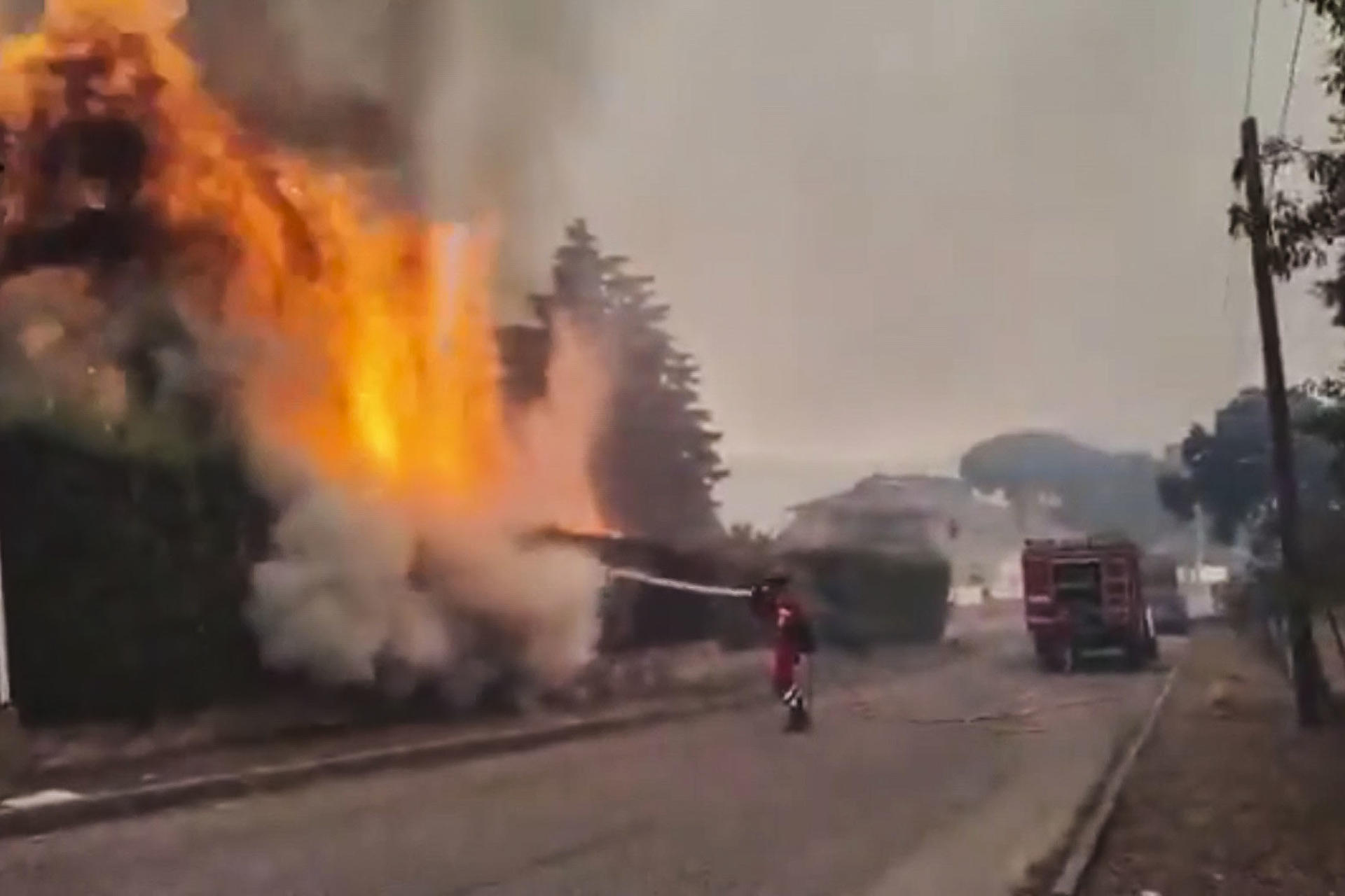 Captura de un video facilitado por la UME, de los efectivos trabajando en la extinción de un incendio forestal declarado este jueves en el término municipal de San Martín de Valdeiglesias, a la altura del kilómetro 57 de la carretera M-501 por un vehículo que ha ardido y ha obligado a confinar de forma preventiva una residencia de mayores y a pedir a los vecinos de dos urbanizaciones que permanezcan en sus viviendas. En las labores de extinción, están trabajando dieciséis medios aéreos y terrestres de los Bomberos de la Comunidad de Madrid, las Brigadas Forestales y los Agentes Forestales de la región. EFE/UME