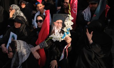 Un grupo de mujeres asiste a los rezos funerarios del asesinado líder supremo de Irán Alí Jameneí en la mezquita Mosala de Teherán (Irán) este domingo. Irán celebró el rezo fúnebre por el asesinado líder supremo Alí Jameneí que contó con la participación de decenas de miles de personas, entre ellas altos cargos del país, en el segundo día de los funerales públicos en el que resonaron las llamadas de venganza contra Estados Unidos e Israel. EFE/Jaime León