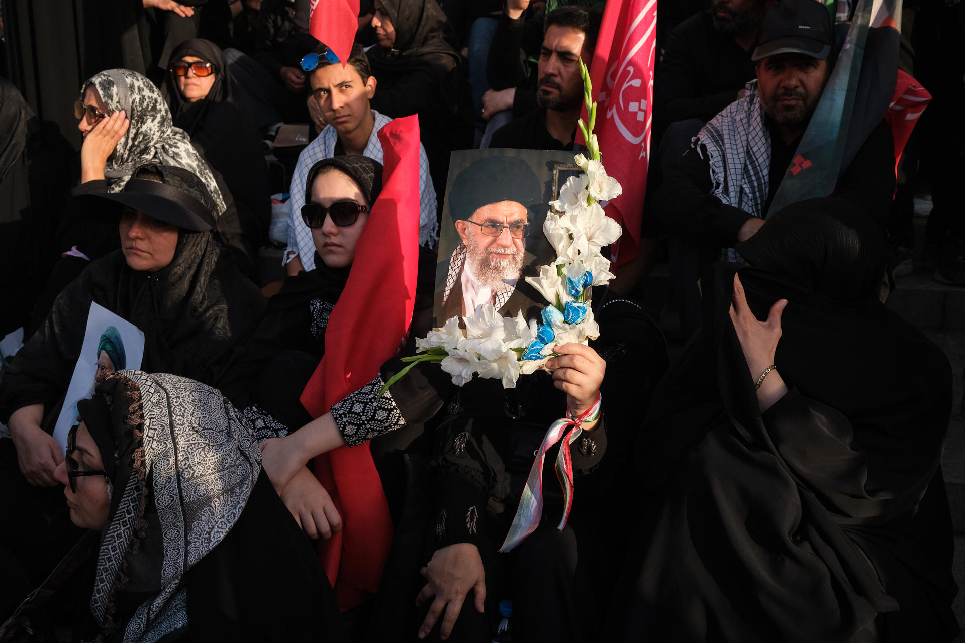 Un grupo de mujeres asiste a los rezos funerarios del asesinado líder supremo de Irán Alí Jameneí en la mezquita Mosala de Teherán (Irán) este domingo. Irán celebró el rezo fúnebre por el asesinado líder supremo Alí Jameneí que contó con la participación de decenas de miles de personas, entre ellas altos cargos del país, en el segundo día de los funerales públicos en el que resonaron las llamadas de venganza contra Estados Unidos e Israel. EFE/Jaime León