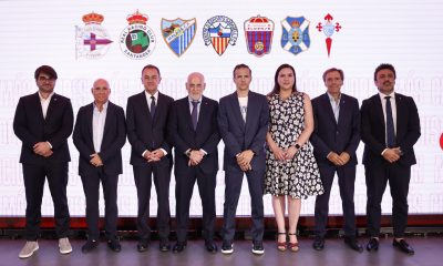 El presidente de Laliga Javier Tebas (c), durante la fotografía de familia en el acto institucional de bienvenida con los clubes ascendidos en primera y segunda para la temporada 2026/27, este martes en Madrid.-EFE/ Chema Moya