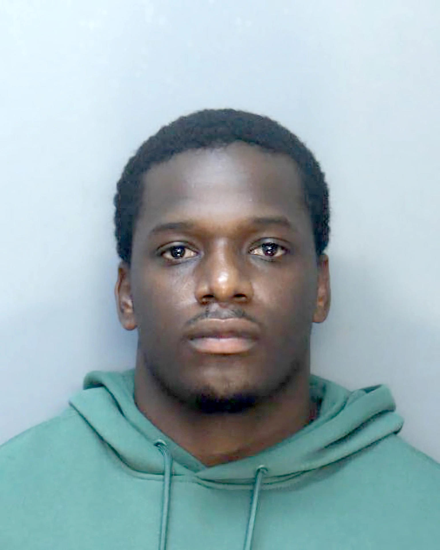 Fotografía cedida por el Departamento de Correcciones y Rehabilitación del Condado de Miami-Dade donde aparece el agente del servicio secreto, Marquez Christopher Pinder, de 29 años, que fue separado de su cargo con licencia administrativa, tras su arresto el fin de semana en el condado de Miami-Dade, donde las autoridades lo acusan de participar en una golpiza de varios días contra jóvenes en la ciudad de Sweetwater. EFE/Correcciones y Rehabilitación de Miami-Dade /SOLO USO EDITORIAL /NO VENTAS /SOLO DISPONIBLE PARA ILUSTRAR LA NOTICIA QUE ACOMPAÑA /CRÉDITO OBLIGATORIO