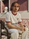 El croata Luka Modric renovó este jueves con el Milan por una temporada más, hasta junio de 2027, después de incorporarse al club hace un año, disputar 37 partidos, anotar dos goles y convertirse en uno de los referentes y líderes del equipo. "El futuro todavía lleva su nombre. La historia de Luka como rossonero continúa", señaló el Milan en su comunicado oficial para confirmar la ampliación del vínculo con el exjugador del Real Madrid.-EFE/ ALESSANDRO SANSICA AC Milan S.p.A.***SOLO USO EDITORIAL/SOLO DISPONIBLE PARA ILUSTRAR LA NOTICIA QUE ACOMPAÑA (CRÉDITO OBLIGATORIO)***
