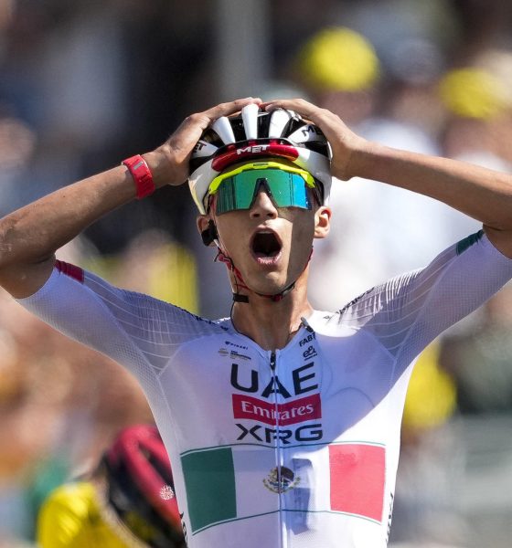 El ciclista mexicano del equipo UAE Isaac del Toro, celebra su victoria como vencedor de la segunda etapa del Tour de Francia, con 168,5 km de recorrido entre Tarragona y Barcelona.- EFE/ Alejandro García