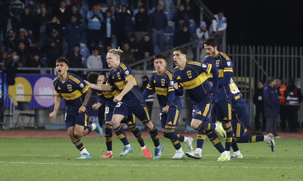 Jugadores de Boca Juniors celebran el pase a los octavos de final al ganar por penaltis en la Copa Sudamericana ante O'Higgins en el estadio Codelco El Teniente en Rancagua (Chile). EFE/Elvis González
