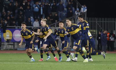 Jugadores de Boca Juniors celebran el pase a los octavos de final al ganar por penaltis en la Copa Sudamericana ante O'Higgins en el estadio Codelco El Teniente en Rancagua (Chile). EFE/Elvis González