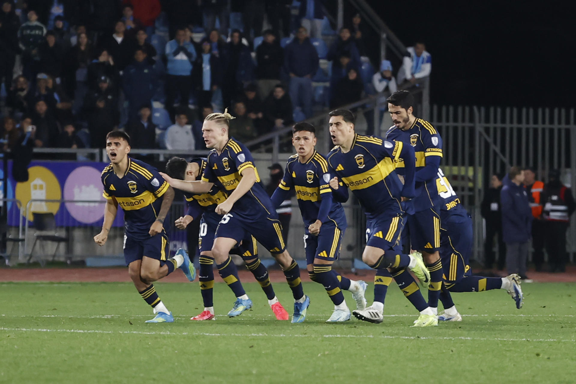 Jugadores de Boca Juniors celebran el pase a los octavos de final al ganar por penaltis en la Copa Sudamericana ante O'Higgins en el estadio Codelco El Teniente en Rancagua (Chile). EFE/Elvis González
