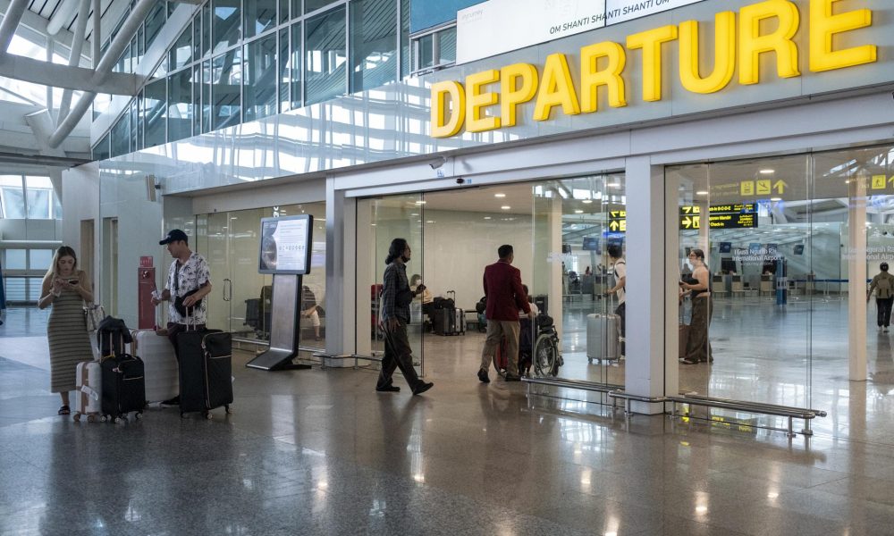 Fotografía de archivo, tomada el 01/03/2026, que muestra a pasajeros en el aeropuerto internacional Ngurah Rai en Bali, Indonesia. EFE/EPA/MADE NAGI