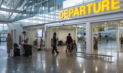 Fotografía de archivo, tomada el 01/03/2026, que muestra a pasajeros en el aeropuerto internacional Ngurah Rai en Bali, Indonesia. EFE/EPA/MADE NAGI