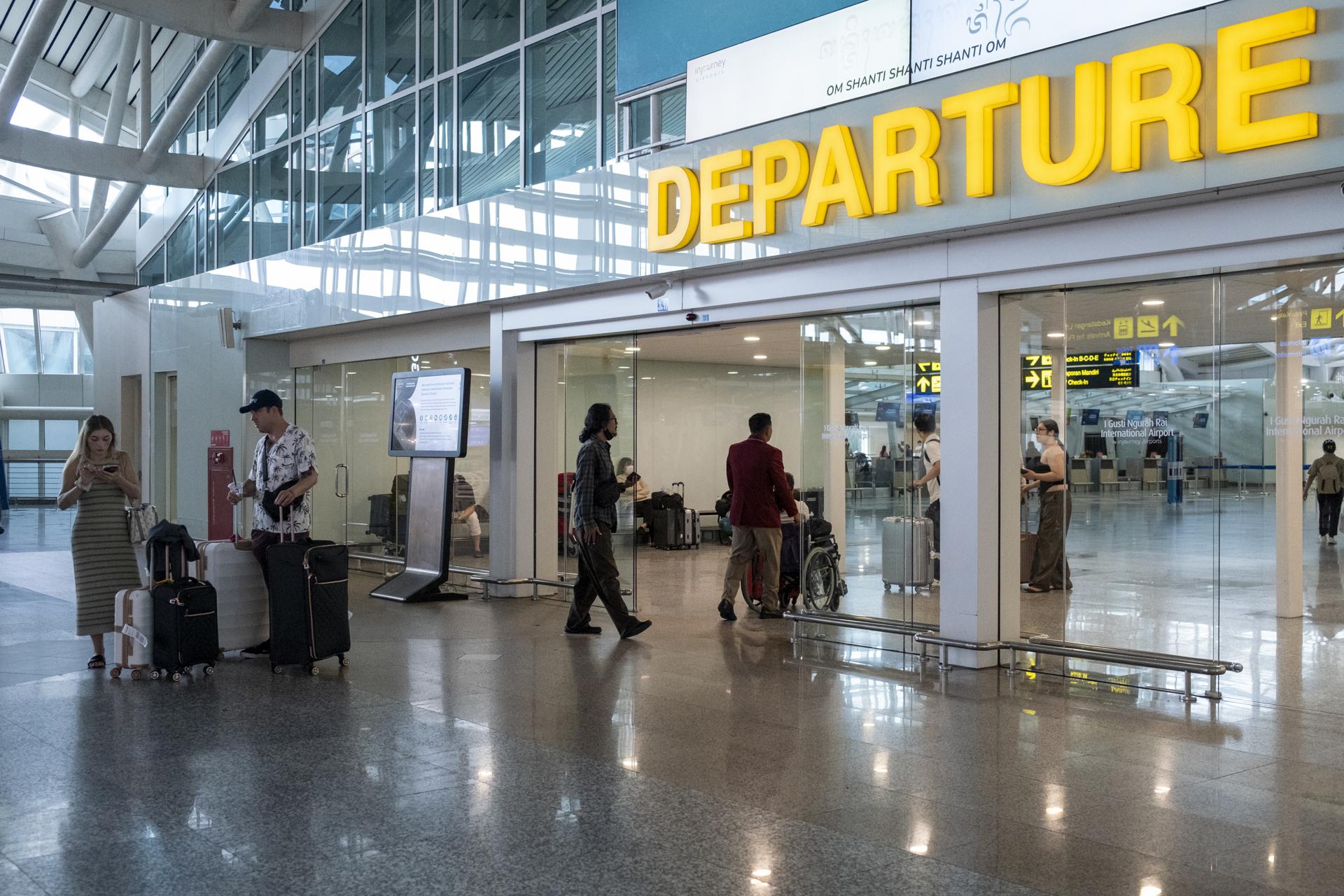 Fotografía de archivo, tomada el 01/03/2026, que muestra a pasajeros en el aeropuerto internacional Ngurah Rai en Bali, Indonesia. EFE/EPA/MADE NAGI