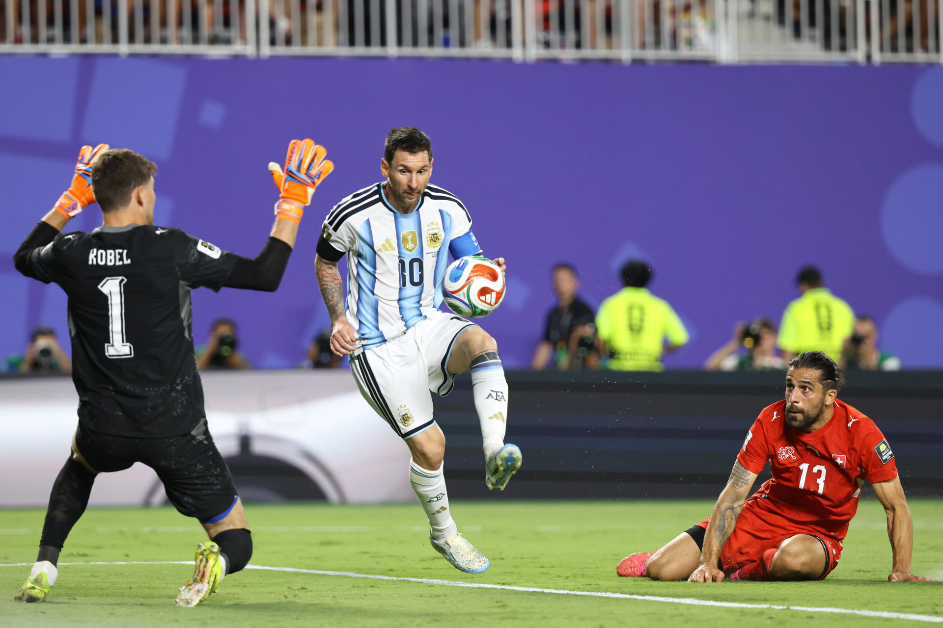 El jugador argentino Lionel Messi (C) en al partido ante Suiza de cuartos de final en Kansas City, USA. EFE/Kenneth Fernandez