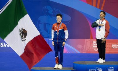 William Arroyo (d) de México, medalla de oro, y Victor Cantillano de Costa Rica, medalla de plata, posan por la categoría Taekwondo Poomsae Tradicional Masculino, durante los XXV Juegos Centroamericanos y del Caribe Santo Domingo 2026, este sábado en Santo Domingo (República Dominicana). EFE/ Orlando Barría