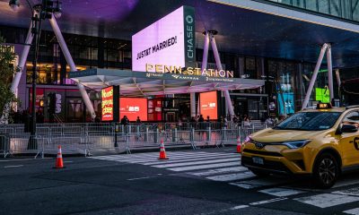 El Madison Square Garden se iluminó de rosa y mostró un letrero que decía "JUST&T MARRIED" (Recién casados) durante la celebración de la boda de Taylor Swift y Travis Kelce en Nueva York, EE. UU., el 3 de julio de 2026. EFE/LAURA BRETT