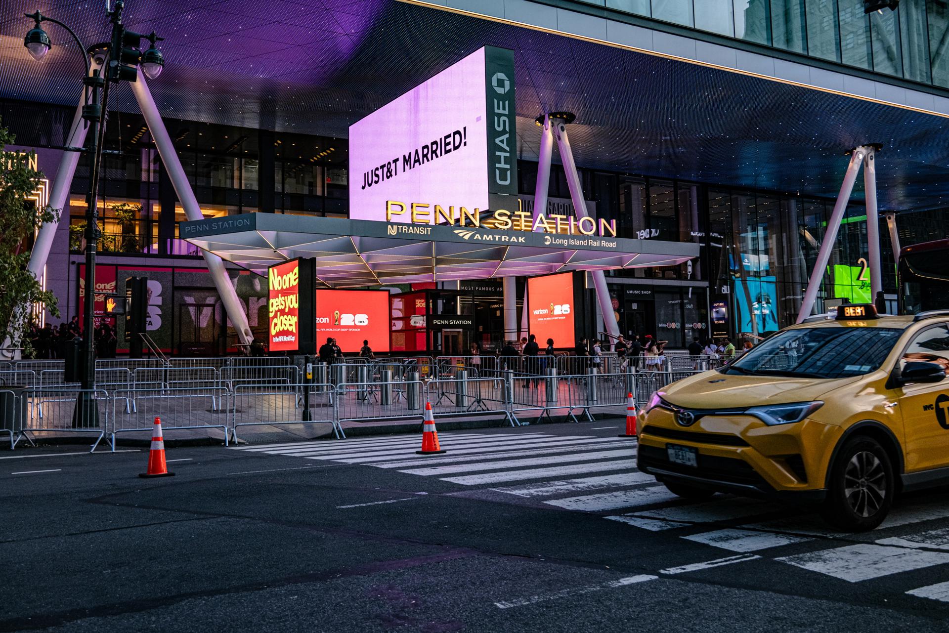 El Madison Square Garden se iluminó de rosa y mostró un letrero que decía "JUST&T MARRIED" (Recién casados) durante la celebración de la boda de Taylor Swift y Travis Kelce en Nueva York, EE. UU., el 3 de julio de 2026. EFE/LAURA BRETT