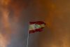 Vista de la humareda causada por el incendio forestal en Cenicientos, Madrid, este viernes. Los fuegos originados en Almorox (Toledo) y San Martín de Valdeiglesias (Madrid) se han fusionado en un solo frente que ha obligado a desalojar otros tres municipios del suroeste madrileño y que avanza sin control con unas condiciones climáticas muy desfavorables.- EFE/ Daniel González