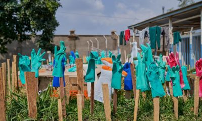 Unos guantes de goma se secan al sol en el centro para tratar el ébola del hospital general de Bunia, en la provincia de Ituri, epicentro del brote de ébola desatado en la República Democrática del Congo (RDC). EFE/EPA/DIEUDONNE DIROLE