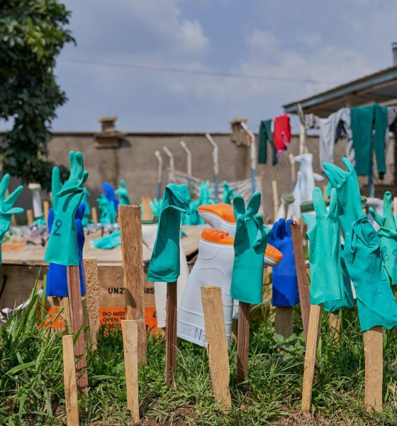 Unos guantes de goma se secan al sol en el centro para tratar el ébola del hospital general de Bunia, en la provincia de Ituri, epicentro del brote de ébola desatado en la República Democrática del Congo (RDC). EFE/EPA/DIEUDONNE DIROLE
