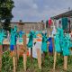 Unos guantes de goma se secan al sol en el centro para tratar el ébola del hospital general de Bunia, en la provincia de Ituri, epicentro del brote de ébola desatado en la República Democrática del Congo (RDC). EFE/EPA/DIEUDONNE DIROLE