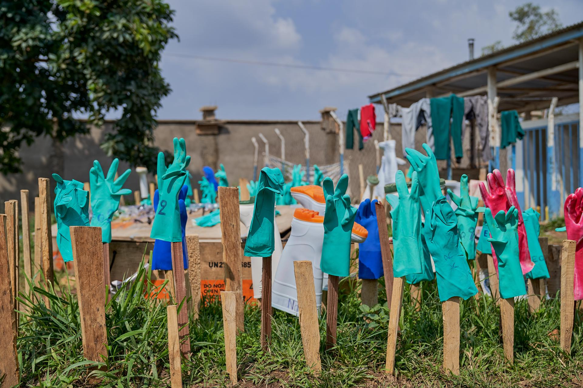 Unos guantes de goma se secan al sol en el centro para tratar el ébola del hospital general de Bunia, en la provincia de Ituri, epicentro del brote de ébola desatado en la República Democrática del Congo (RDC). EFE/EPA/DIEUDONNE DIROLE