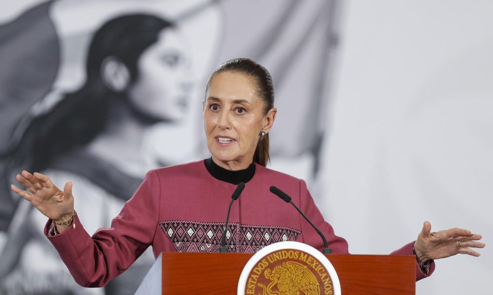 La presidenta de México, Claudia Sheinbaum, habla en una rueda de prensa este jueves, en Palacio Nacional en Ciudad de México (México). EFE/Isaac Esquivel