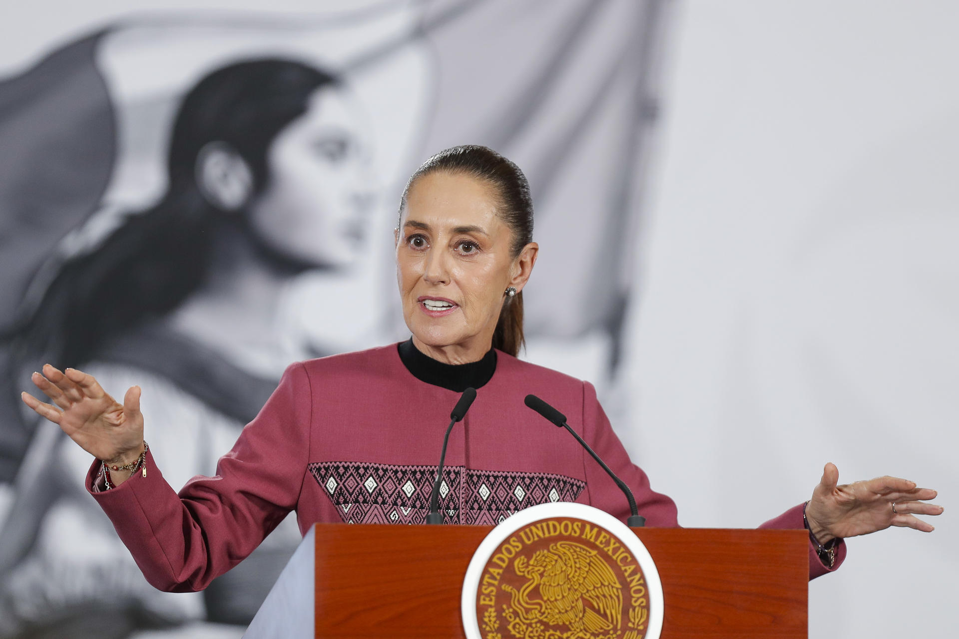 La presidenta de México, Claudia Sheinbaum, habla en una rueda de prensa este jueves, en Palacio Nacional en Ciudad de México (México). EFE/Isaac Esquivel