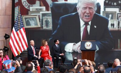 El embajador de Estados Unidos en México, Ronald Johnson (i), observa un video del presidente estadounidense Donald Trump junto a su esposa Alina Arias Johnson (c) y el canciller de México, Roberto Velasco, durante una rueda de prensa este jueves, en la Ciudad de México (México). EFE/Mario Guzmán