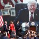 El embajador de Estados Unidos en México, Ronald Johnson (i), observa un video del presidente estadounidense Donald Trump junto a su esposa Alina Arias Johnson (c) y el canciller de México, Roberto Velasco, durante una rueda de prensa este jueves, en la Ciudad de México (México). EFE/Mario Guzmán