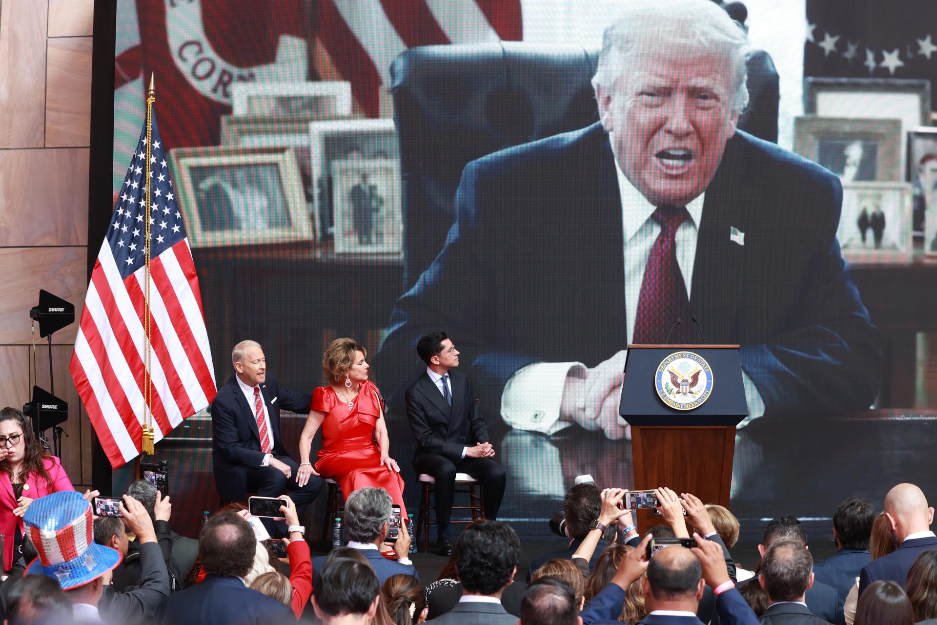 El embajador de Estados Unidos en México, Ronald Johnson (i), observa un video del presidente estadounidense Donald Trump junto a su esposa Alina Arias Johnson (c) y el canciller de México, Roberto Velasco, durante una rueda de prensa este jueves, en la Ciudad de México (México). EFE/Mario Guzmán