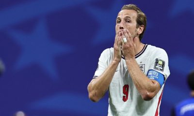 Harry Kane, capitán de Inglaterra, muestra su frustración al perder 1-2 la semifinal del Mundial 2026 ante Argentina. EFE/EPA/RONALD WITTEK