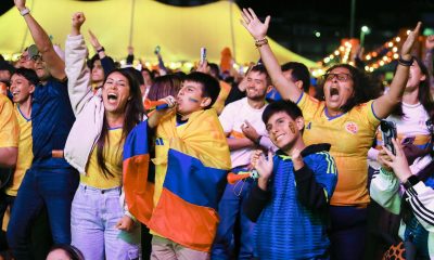 Decenas de aficionados colombianos fueron captados este 3 de julio al celebrar el triunfo de su selección de fútbol 1-0 sobre Ghana y el paso a los octavos de final del Mundial FIFA 2026, en Bogotá (Colombia). EFE/Carlos Ortega