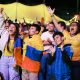 Decenas de aficionados colombianos fueron captados este 3 de julio al celebrar el triunfo de su selección de fútbol 1-0 sobre Ghana y el paso a los octavos de final del Mundial FIFA 2026, en Bogotá (Colombia). EFE/Carlos Ortega