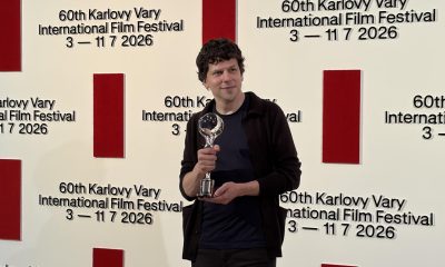El actor y cineasta estadounidense Jesse Eisenberg recibió este sábado el Premio del Presidente en el Festival Internacional de Cine de Karlovy Vary por su "sensibilidad transatlántica" y su trayectoria artística, que, según aseguró en su discurso, espera que encuentre en Europa un nuevo rumbo. EFE/ Sara Corsellas