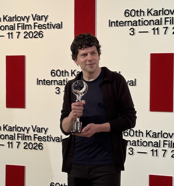El actor y cineasta estadounidense Jesse Eisenberg recibió este sábado el Premio del Presidente en el Festival Internacional de Cine de Karlovy Vary por su "sensibilidad transatlántica" y su trayectoria artística, que, según aseguró en su discurso, espera que encuentre en Europa un nuevo rumbo. EFE/ Sara Corsellas
