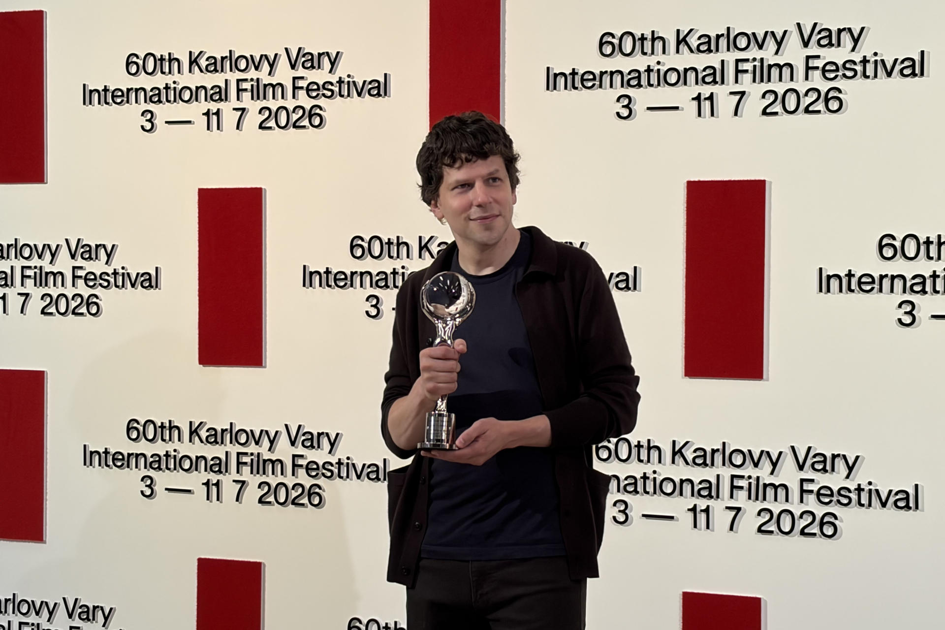 El actor y cineasta estadounidense Jesse Eisenberg recibió este sábado el Premio del Presidente en el Festival Internacional de Cine de Karlovy Vary por su "sensibilidad transatlántica" y su trayectoria artística, que, según aseguró en su discurso, espera que encuentre en Europa un nuevo rumbo. EFE/ Sara Corsellas