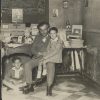 El poeta y escritor Pedro Luis de Gálvez posa junto a dos de sus hijos en una fotografía incorporada al sumario militar instruido contra él tras la Guerra Civil. EFE/Ministerio de Defensa. Archivo General e Histórico de Defensa. Fondo de Justicia Militar, sumario 9375, caja 3417, expediente 2. *Sólo uso editorial*